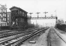 857340 Gezicht op het emplacement van het N.S.-station Amsterdam Weesperpoort te Amsterdam, met links het seinhuis A en ...